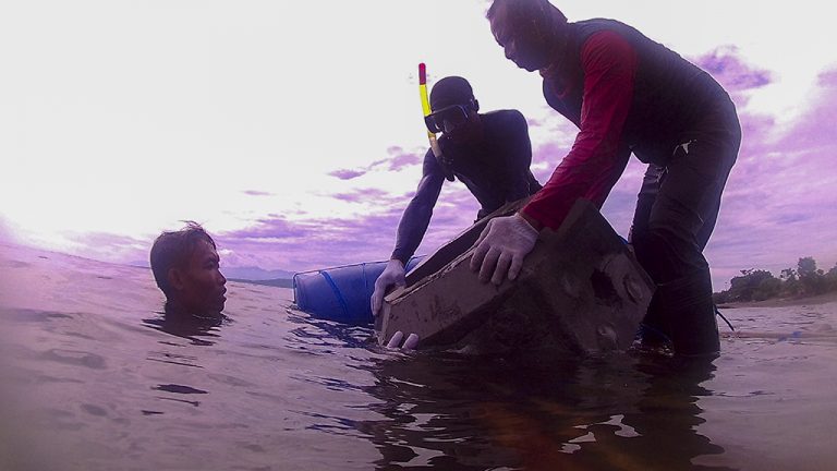 Masyarakat Bangsring Rehabilitasi Ekosistem Laut