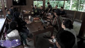 Menyelaraskan Isi Perut dan Kelestarian Burung Sikatan Cacing