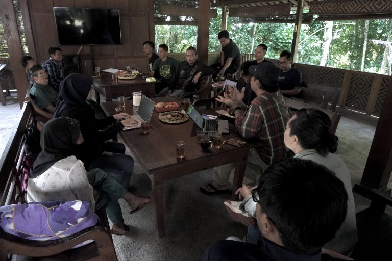 Menyelaraskan Isi Perut dan Kelestarian Burung Sikatan Cacing